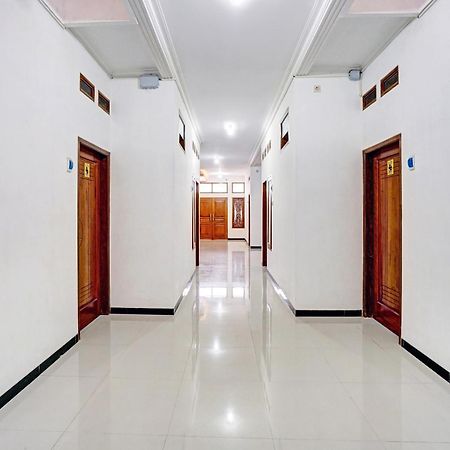 Avisha Guest House Syariah Маланг Экстерьер фото
