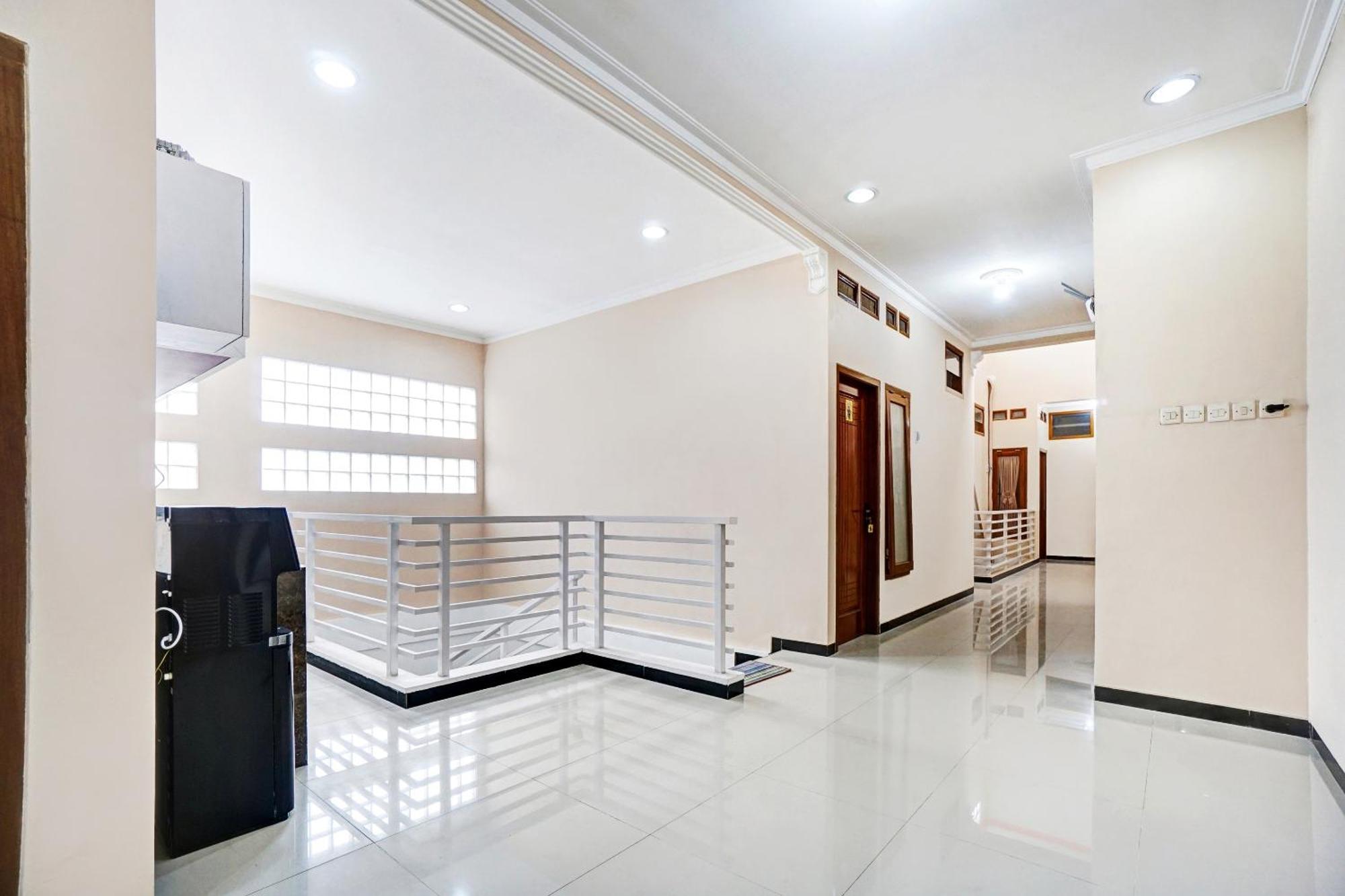 Avisha Guest House Syariah Маланг Экстерьер фото