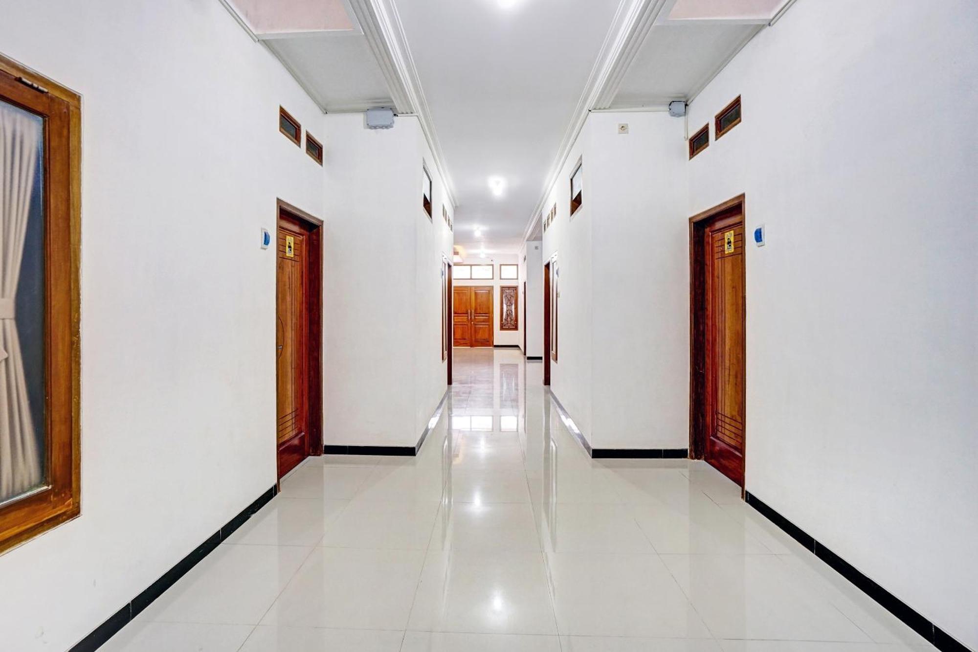 Avisha Guest House Syariah Маланг Экстерьер фото