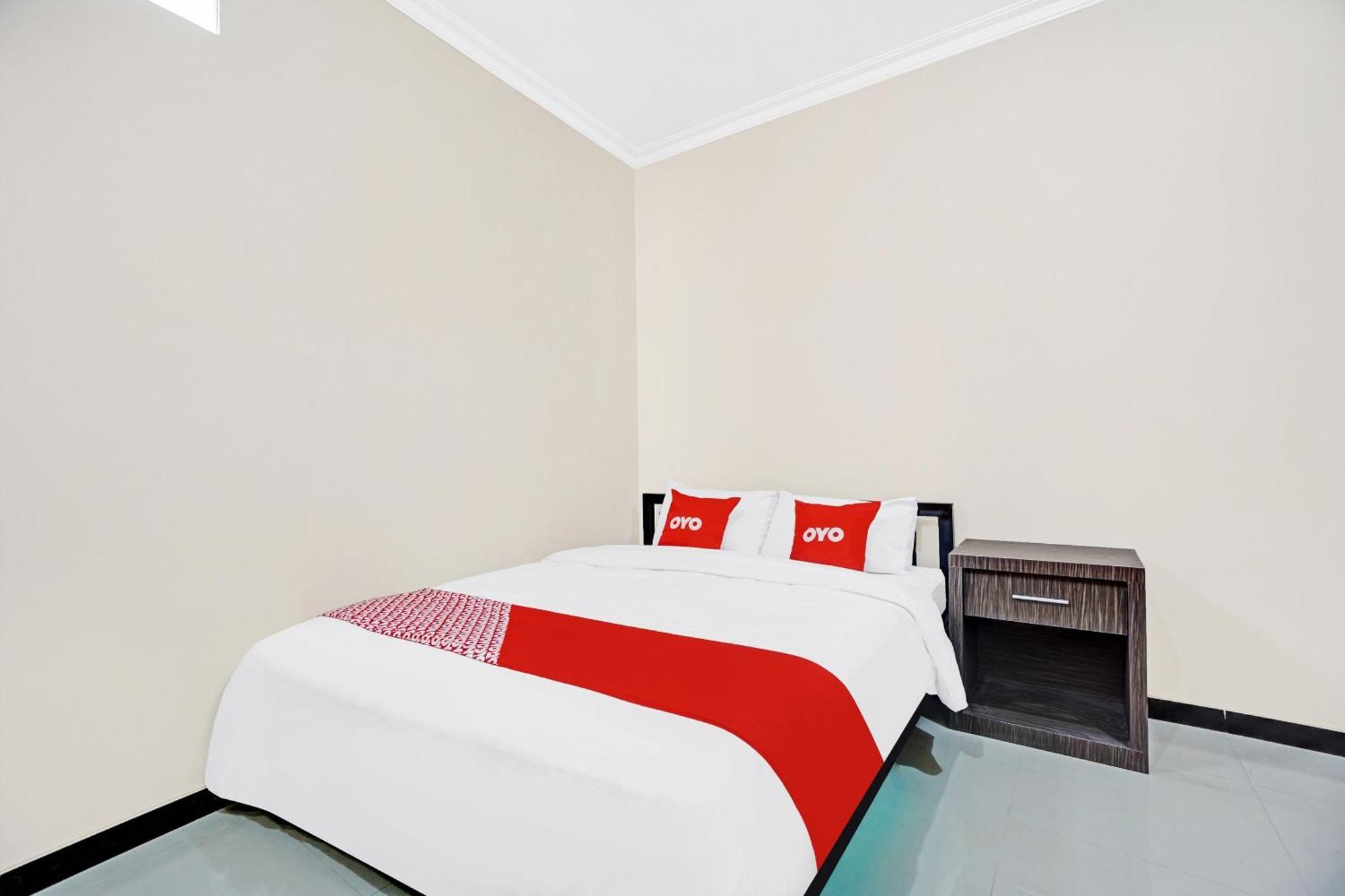 Avisha Guest House Syariah Маланг Экстерьер фото
