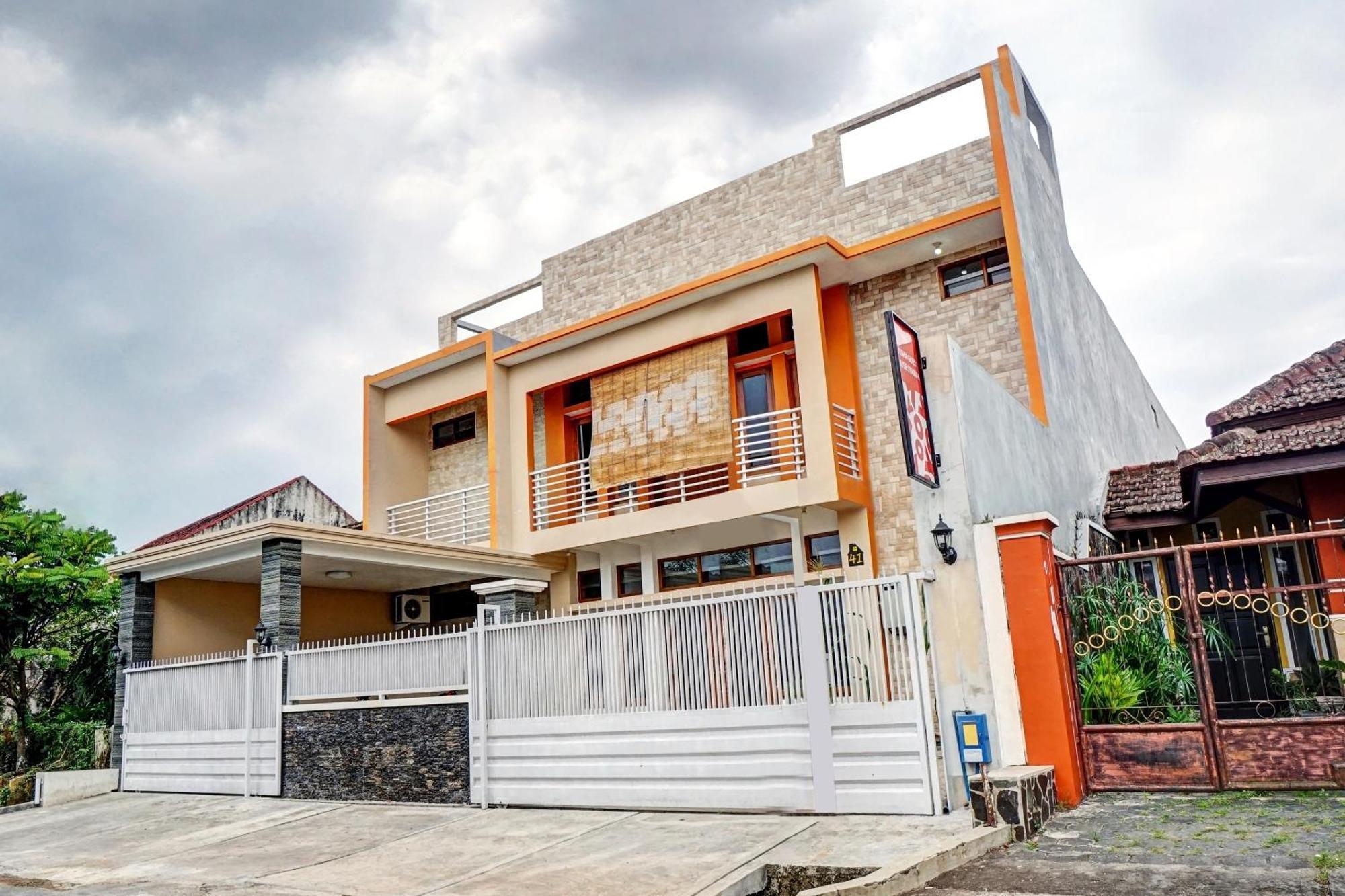 Avisha Guest House Syariah Маланг Экстерьер фото